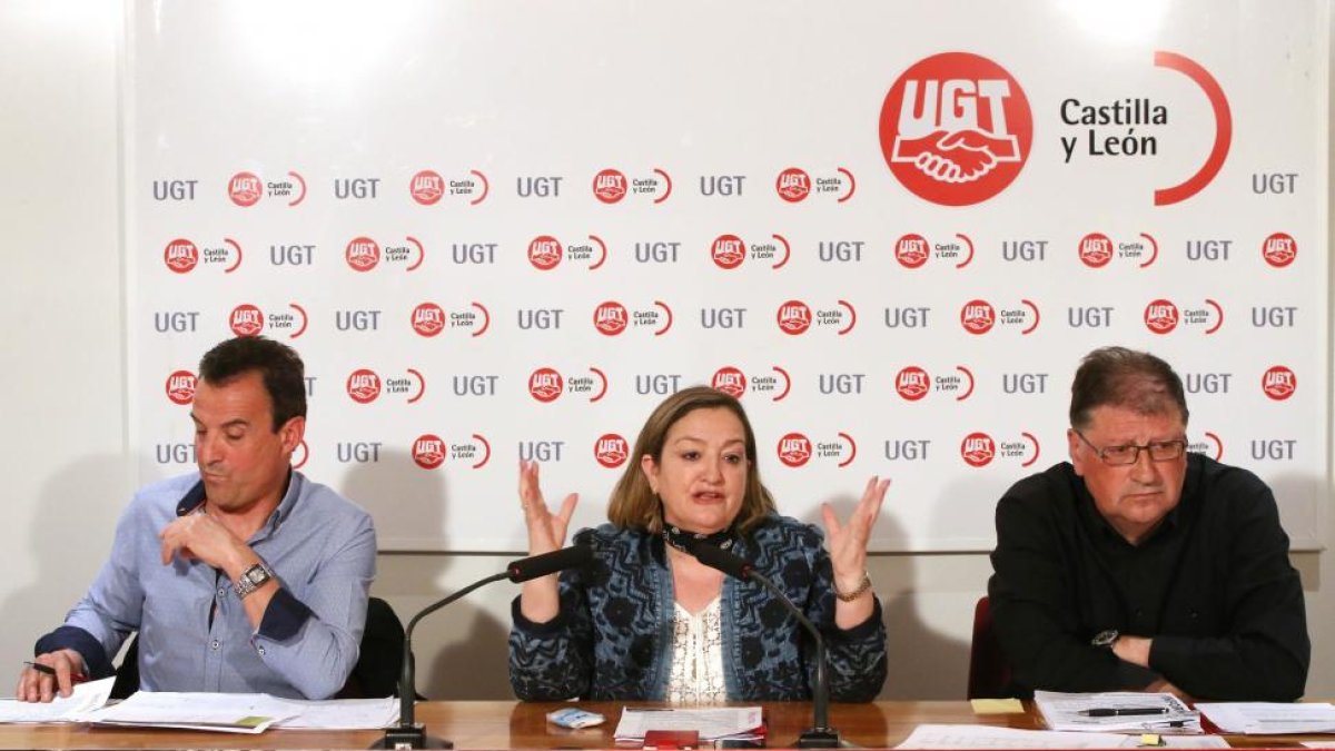El responsable de instituciones penitenciarias nacional de UGT, Jesús Otín; la secretaria general de FSP-UGT, Carmen Améz, y el responsable de instituciones penitenciarias en Castilla y León de UGT, Ovidio Martinez-ICAL