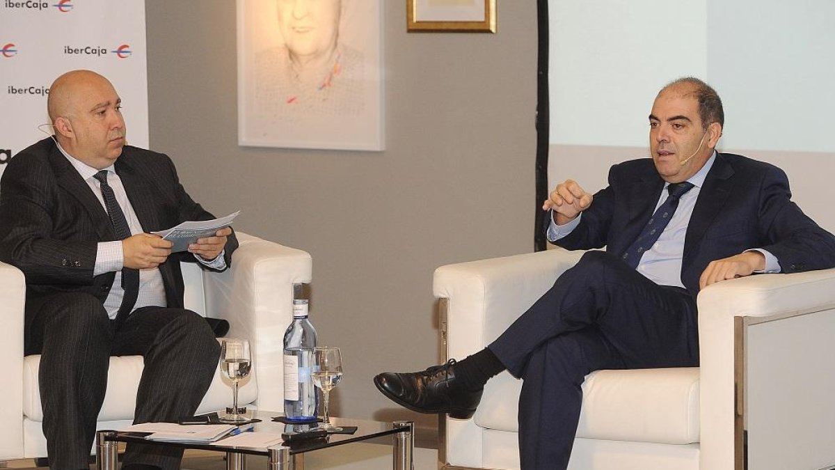 El director de El CORREO DE BURGOS, Ricardo García, y el presidente de ATA, durante el acto de ayer en Burgos.-I. L. M.