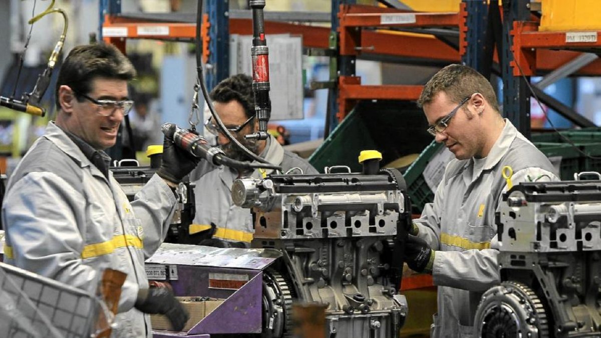 Trabajadores en la planta de Renault en Valladolid.-J. M. LOSTAU
