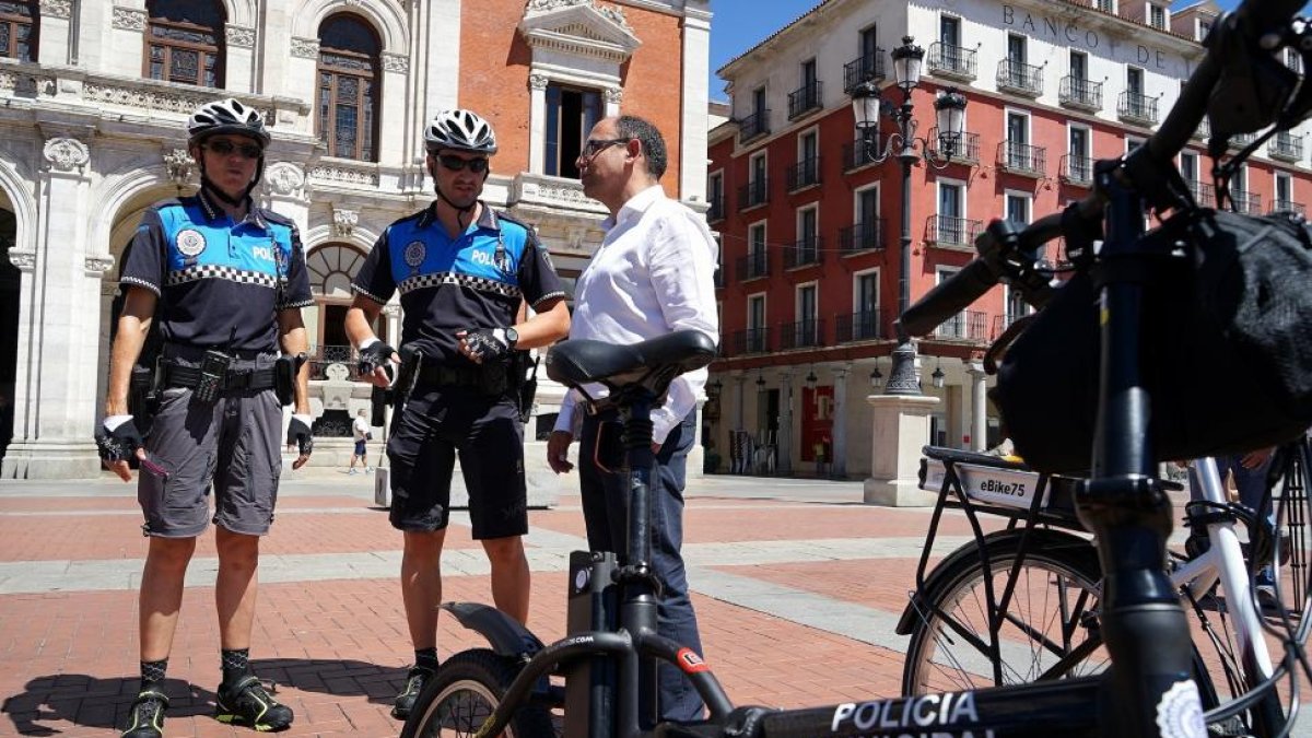 El concejal de Seguridad y Movilidad, Luis Vélez, junto a los agentes del proyecto de Policía Municipal en Bicicleta de Valladolid.-ICAL