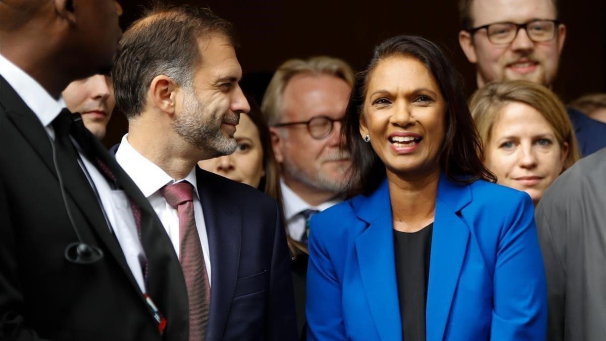 La eurofila Gina Miller, sonriente frente a la Corte Suprema de Londres.-AFP / TOLGA AKMEN