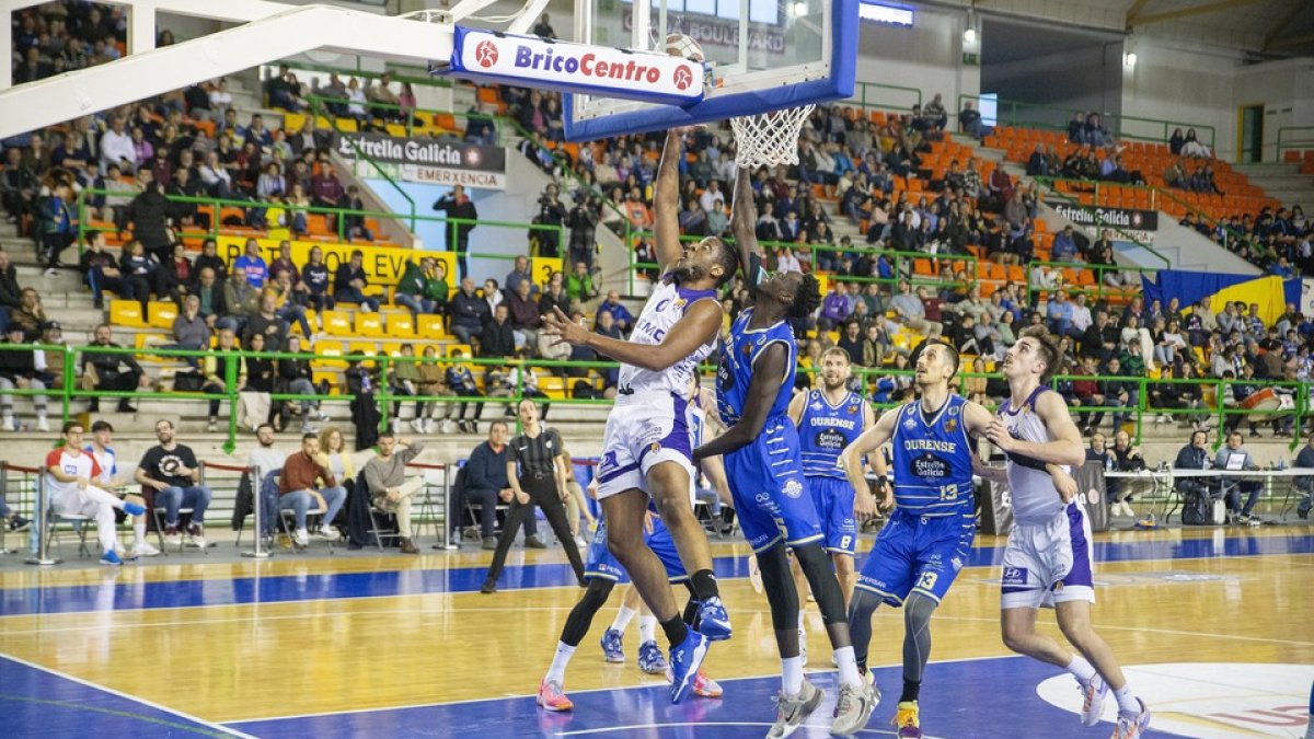 Galería de imágenes de la derrota del UEMC Real Valladolid baloncesto en Ourense. / LOF