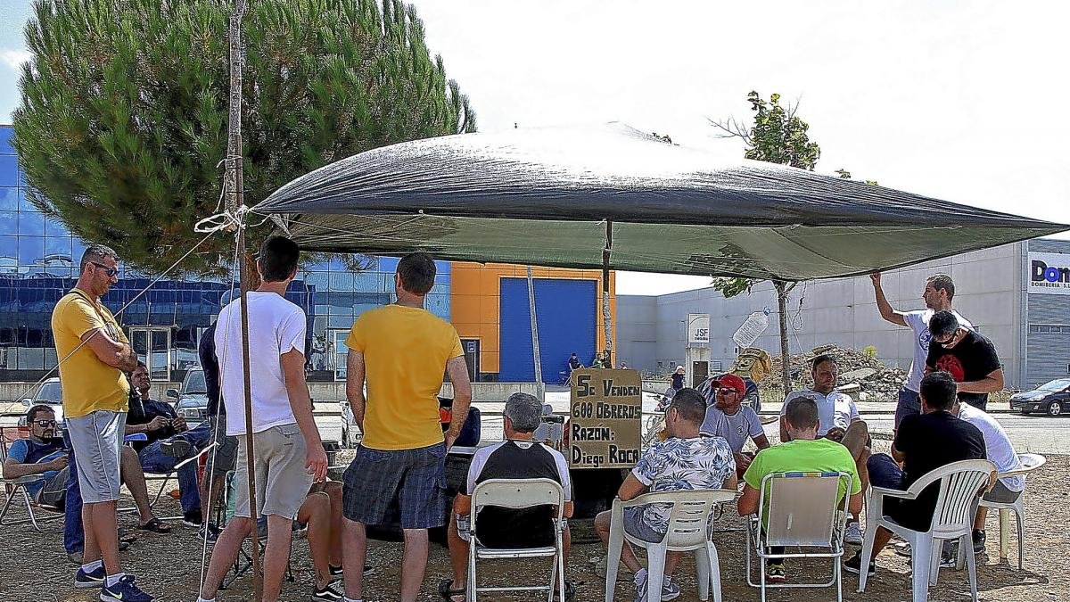 Los empleados en la manifestación de ayer en Valladolid, mientras en León continúa el campamento.-ICAL