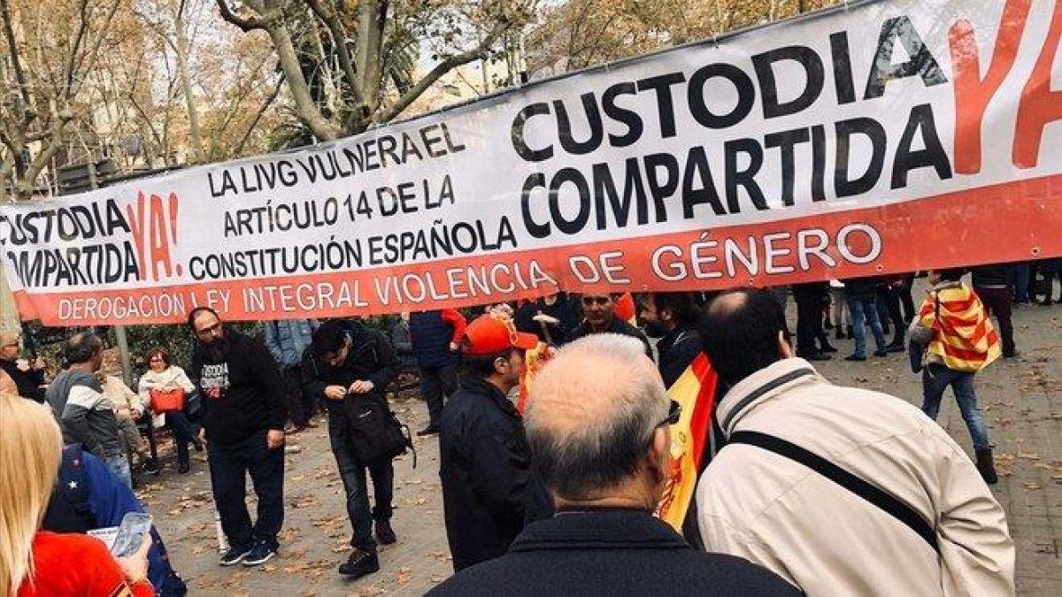 Pancarta contra la custodia compartida en una marcha constitucionalista en Barcelona, este viernes.-