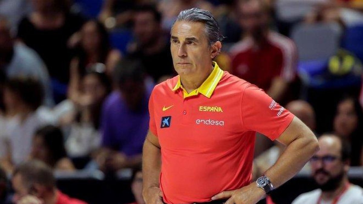 Sergio Scariolo sigue desde la banda el último amistoso de la selección en Mälaga.-EFE / CARLOS DÍAZ