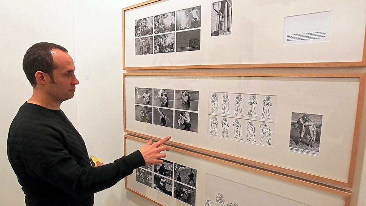 El artista Diego del Pozo con su obra