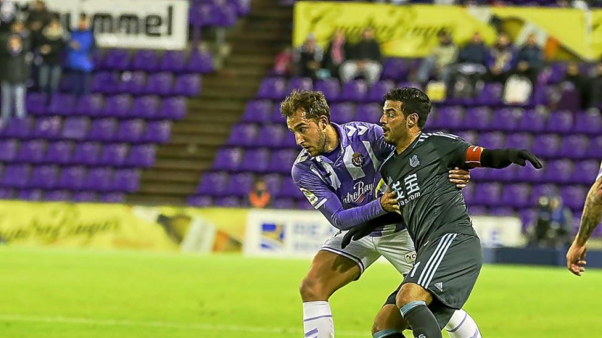 Ángel agarra a Vela en el partido disputado anoche en el estadio Zorrilla.-MIGUEL ÁNGEL SANTOS
