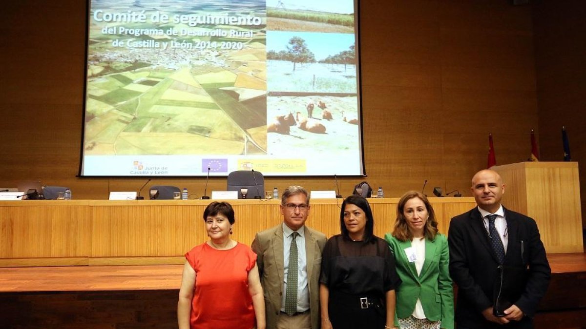 El secretario general de la Consejería de Agricultura y Ganadería (2I) durante la reunión.-ICAL