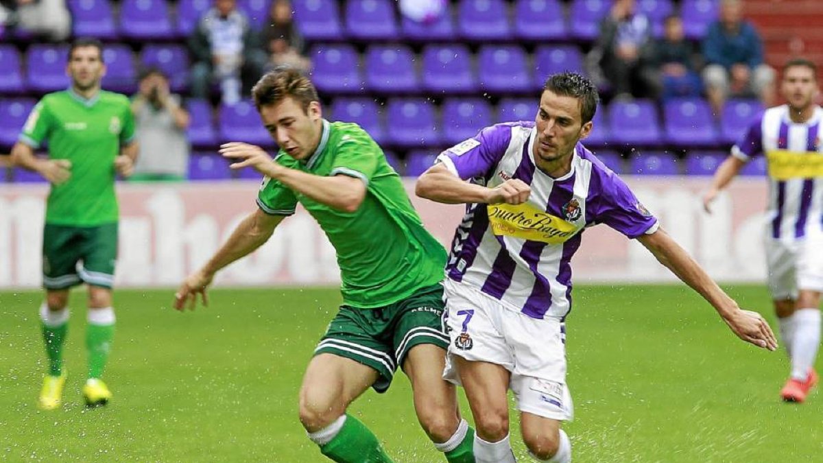 Saúl disputa el balón con Óscar Díaz, en el Real Valladolid-Racing-J.M.Lostau