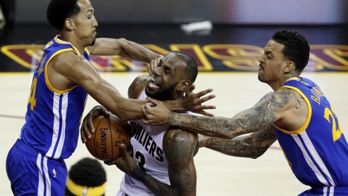 Lebron James entra a canasta ante el duro marcaje de Shaun Livingston y Matt Barnes.-DAVID MAXWELL