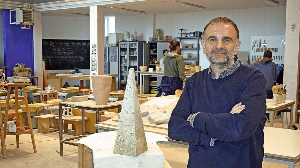 Félix Sanz en el interior de unas de las aulas taller de CEARCAL / ArgiComunicación