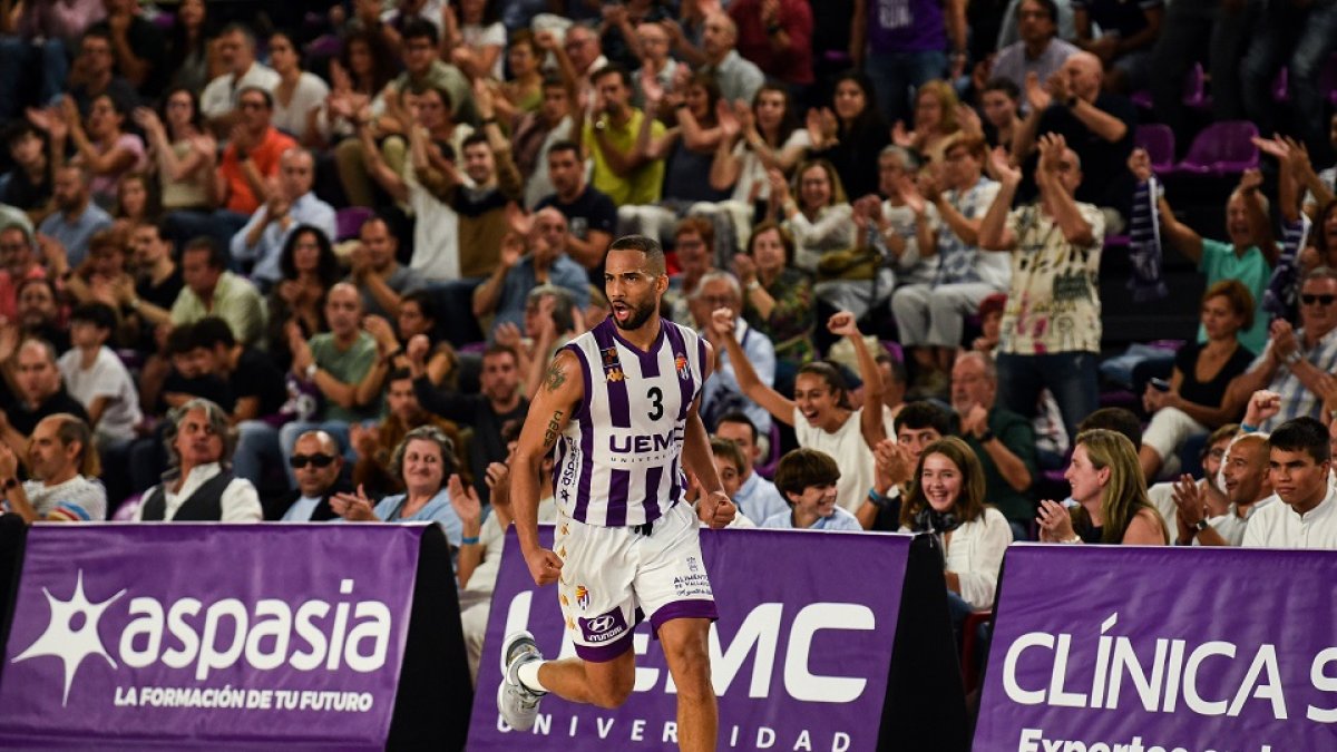 Mike Torres celebra con el público la canasta ganadora ante Menorca. / RVB