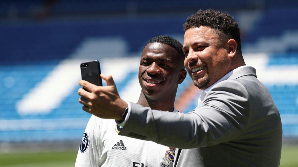 Ronaldo Nazario y Vinicius Júnior se hacen un selfie en el Santiago Bernabeu el día de la presentación de la joven perla brasileña de 18 años.-REUTERS