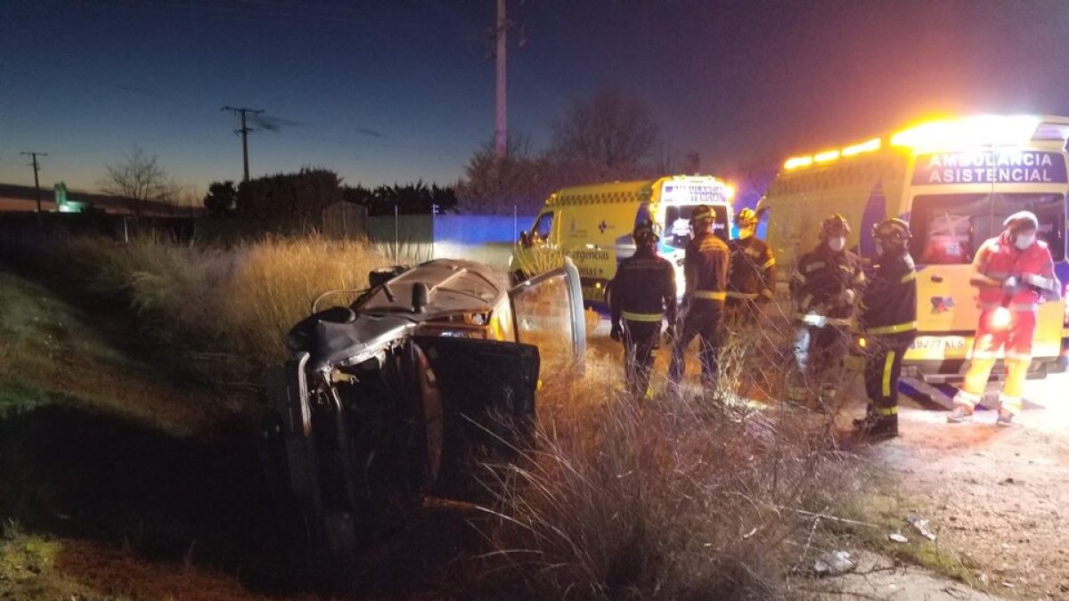 Vehículo volcado en la VA-404 tras el accidente a la altura de Mojados. / Bomberos de Valladolid