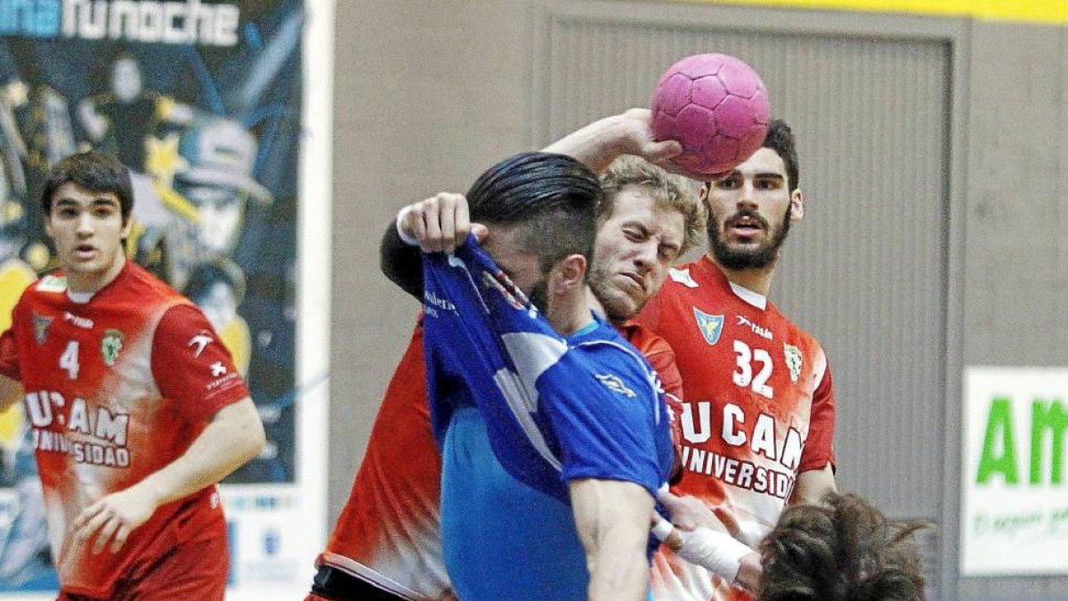 Roberto Pérez lanza a ciegas tras ser agarrado por la camiseta por un rival del Alcobendas-LOF