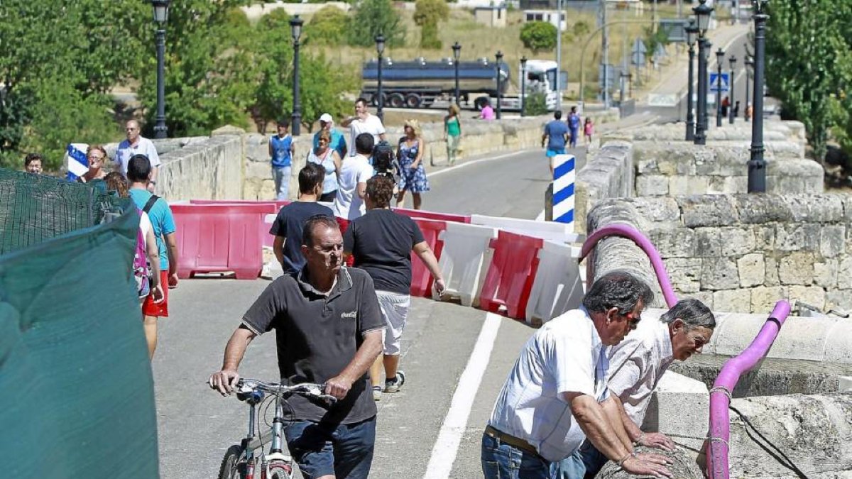 Los primeros peatones cruzan el puente tras la reapertura el pasado 5 de agosto.-J.M. Lostau