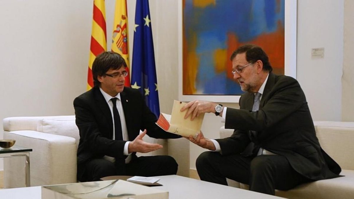 Puigdemont y Rajoy, en la entrevista que mantuvieron en la Moncloa en abril del 2016-DAVID CASTRO