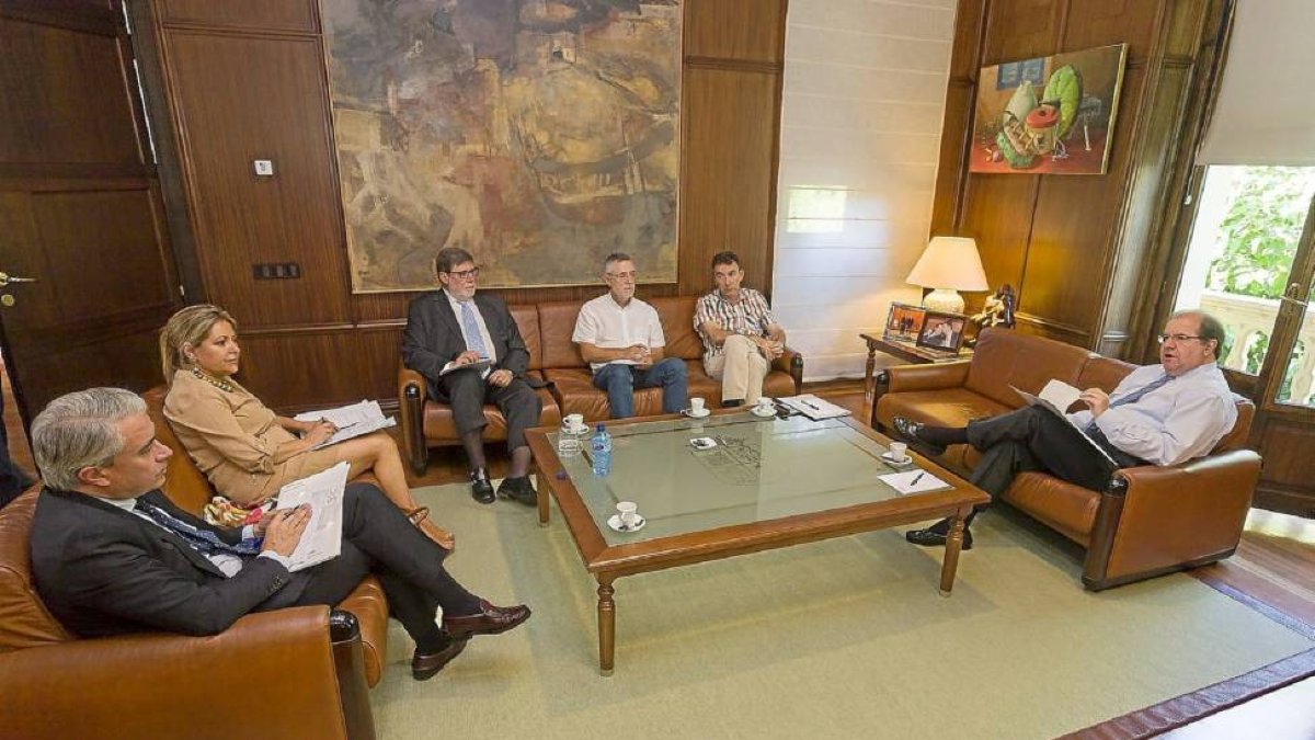 Valdeón, Aparicio, Prieto, Hernández yHerrera conversan por la mañana en la sede de Presidencia sobre la puesta en marcha del Diálogo Social.-Pablo Requejo