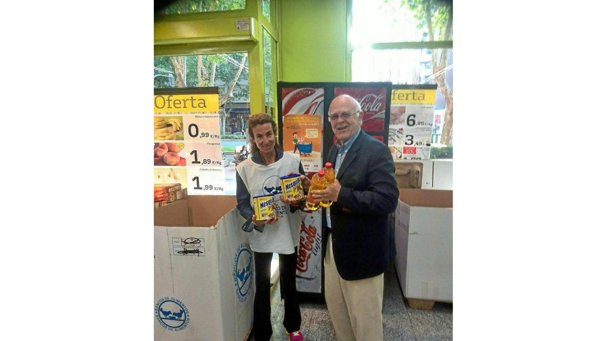 El presidente del Banco de Alimentos de Valladolid, Jesús Mediavilla, junto a una voluntaria en un punto de recogida.-E. M.