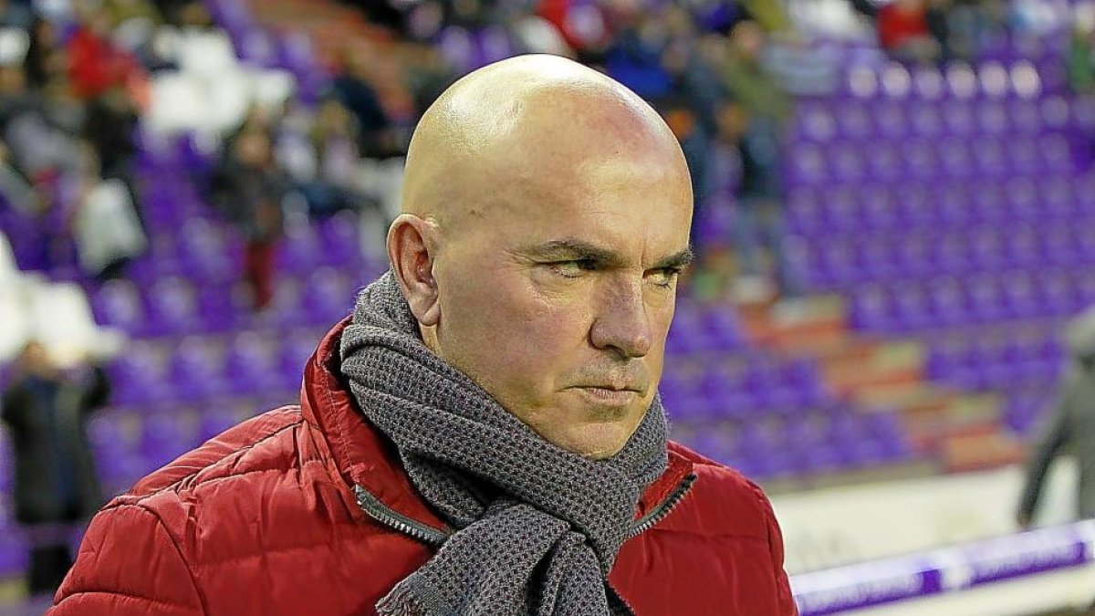 Luis César, pensativo junto al banquillo durante un partido en Zorrilla.-J. M. LOSTAU