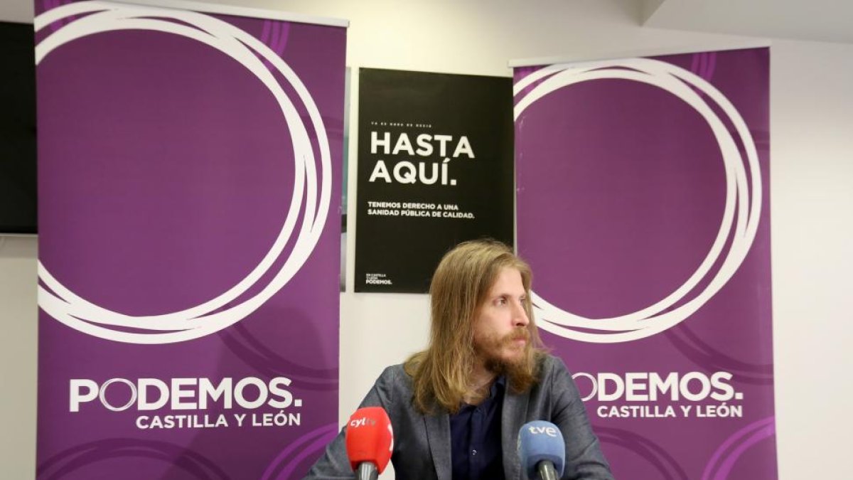 El secretario general de Podemos Castilla y León, Pablo Fernández, valora en rueda de prensa su reunión con el Bloque de Izquierdas Portugués-ICAL