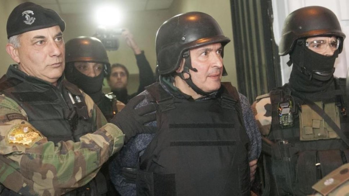 José López (en el centro), escoltado por agentes de operaciones especiales, el 14 de junio, en Buenos Aires.-EFE