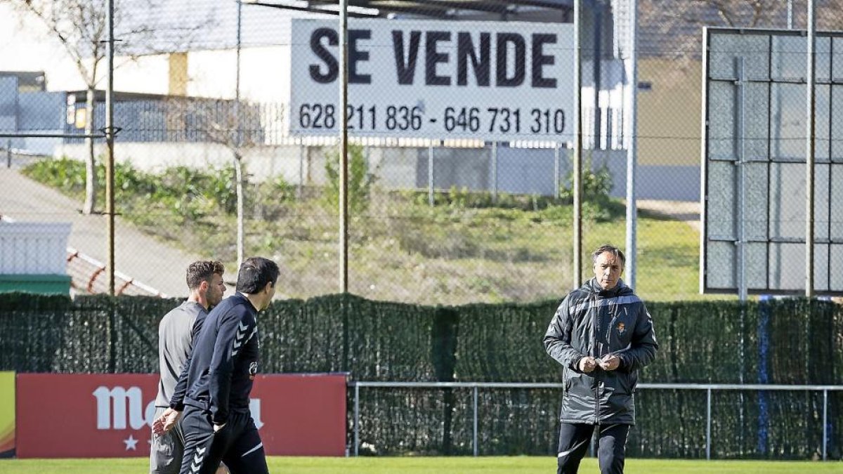 Portugal, muy abatido durante el entrenamiento de ayer, ve pasar a Rodri y al doctor Alberto López.-MIGUEL ÁNGEL SANTOS