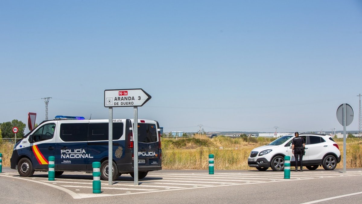 Imagen de un control en los accesos a Aranda de Duero. PACO SANTAMARÍA