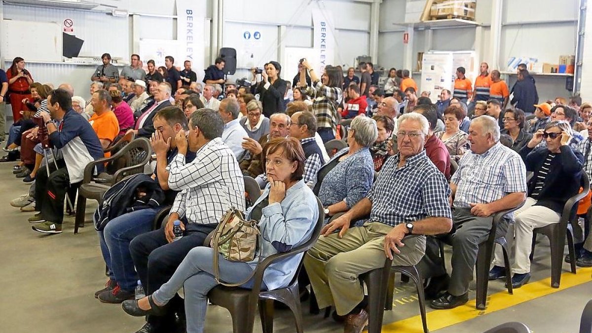Los vecinos de Retortillo durante la Jornada de Puertas abiertas en las instalaciones de Berkeley Minera España.-ICAL