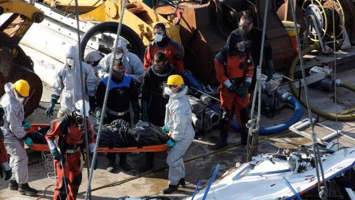 Miembros de los servicios de rescate recuperan el cuerpo de una de las victimas mortales del barco naufragado en el río Danubio.-ZOLTAN MATHE (EFE)