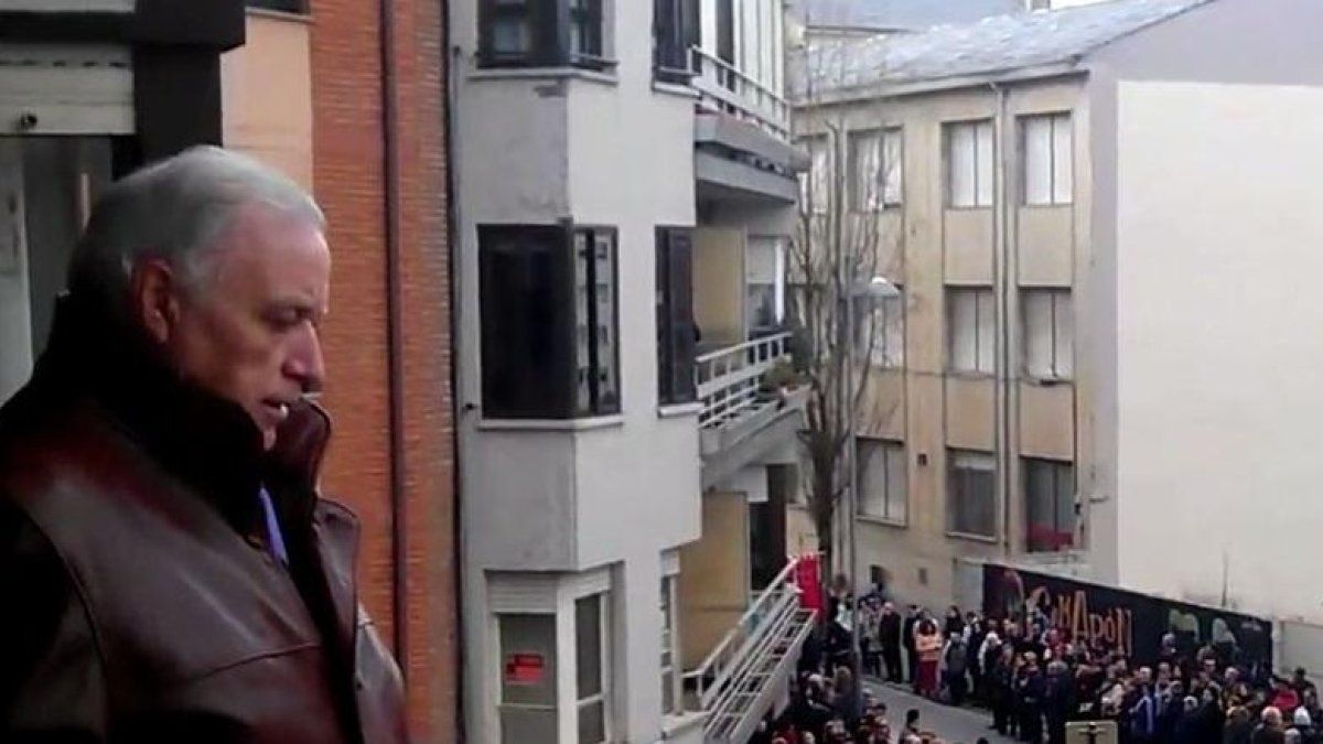 Ángel Arias durante el canto de un salve a la Virgen de la Soledad.-EL MUNDO