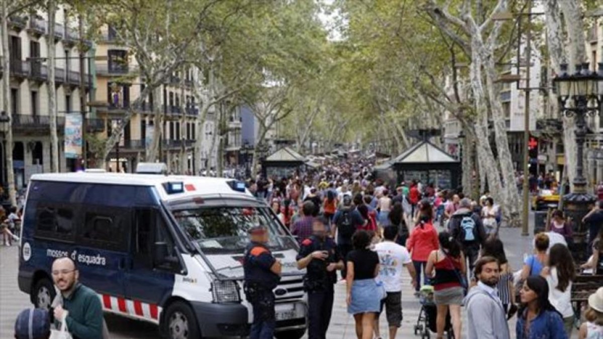 Un furgón y mossos en tareas de vigilancia en la Rambla.-ÁLVARO MONGE