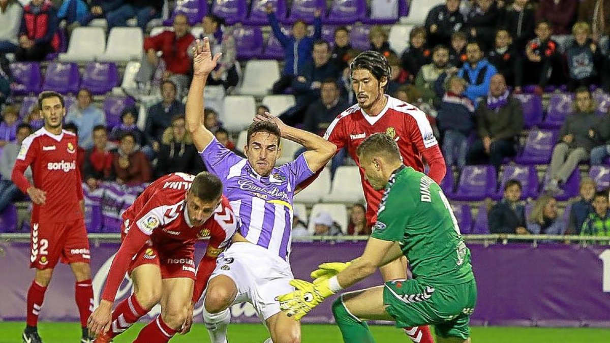 El delantero blanquivioleta Jaime Mata, rodeado de jugadores del Nàstic en el partido de la primera vuelta.-J.M. LOSTAU