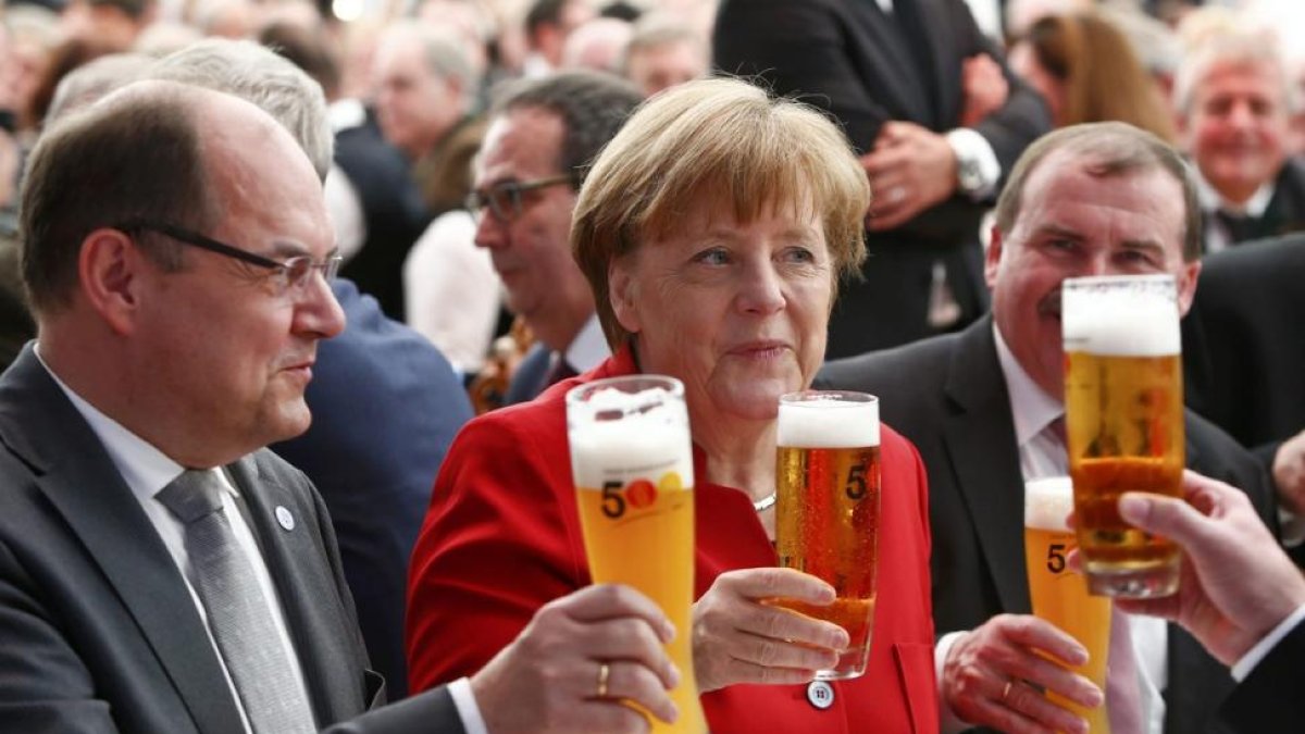 La cancillera brinda con cerveza junto al ministro de Agricultura alemán en Ingolstadt.-EFE / MICHAELA REHLE
