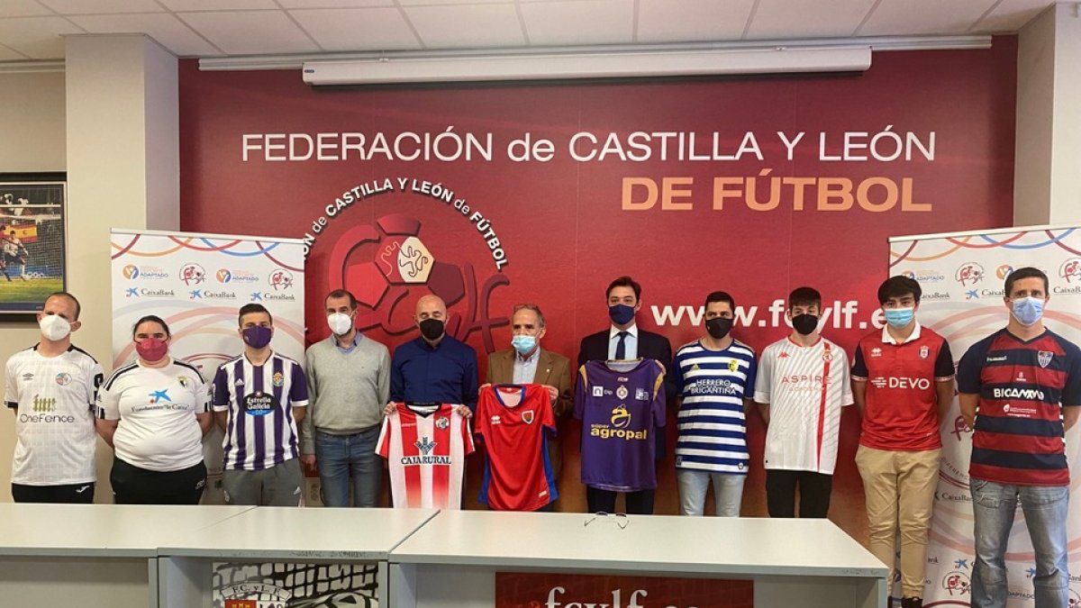 Jugadores de los equipos participantes junto a representantes de la FCyLF, Fedeacyl y Caixabank, ayer en la sede la Territorial de Fútbol. G.VELASCO