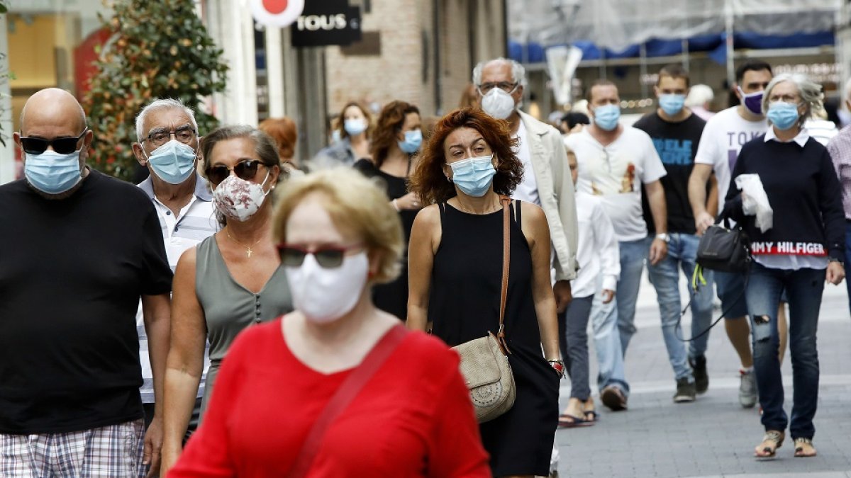 Gente con mascarillas camina por las calles de Valladolid. -JUAN MIGUEL LOSTAU.