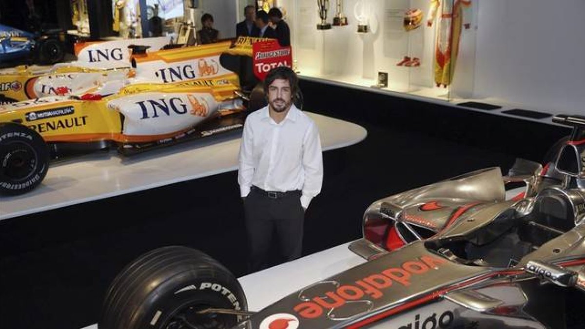 Fernando Alonso posa junto a algunos de los F-1 que ha pilotado a lo largo de sucarrera, en la inauguración de su museo-circuito.-Foto: EFE / ALBERTO MORANTE