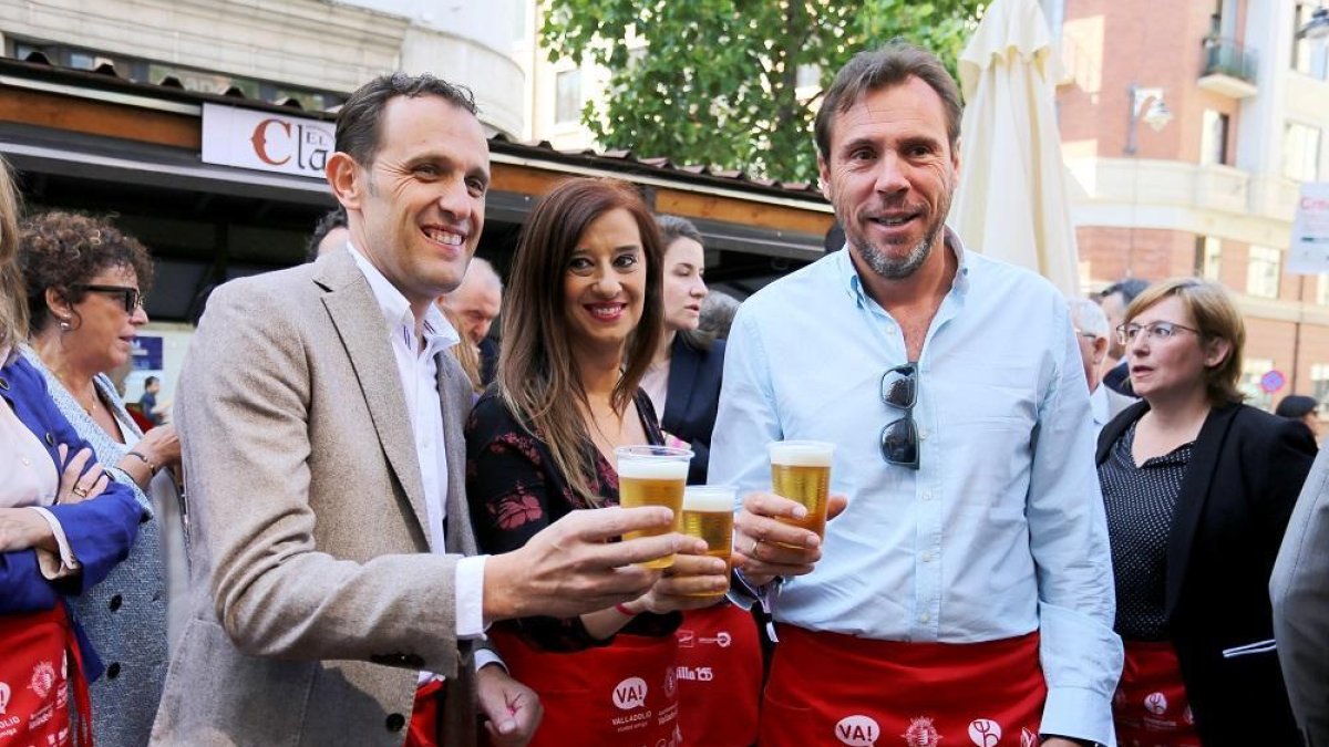 El alcalde de Valladolid, Óscar Puente; el presidente de la Diputación de Valladolid, Conrado Íscar; y la presidenta de Empresarios de Hostelería, María José Hernández,; entre otros, asisten a la inauguración de la Feria de Día .-ICAL