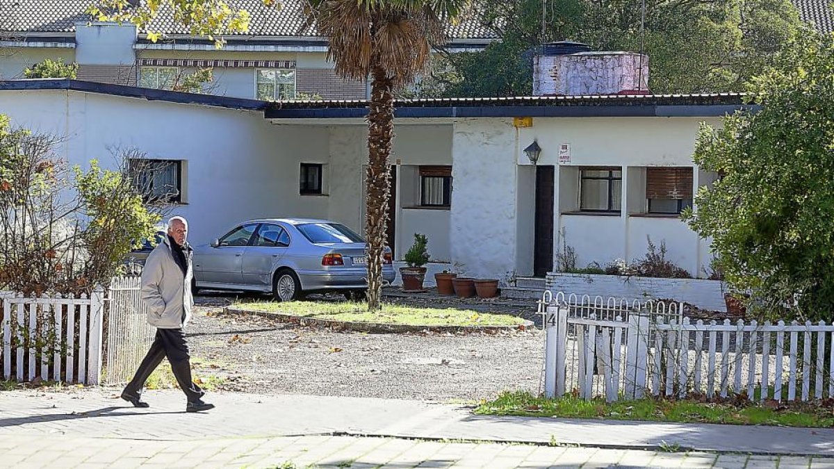 Fachada de uno de los cuatro chalés de la calle Montes Torozos de Parque Alameda de propiedad municipal, donde vive la familia de un funcionario.-PABLO REQUEJO