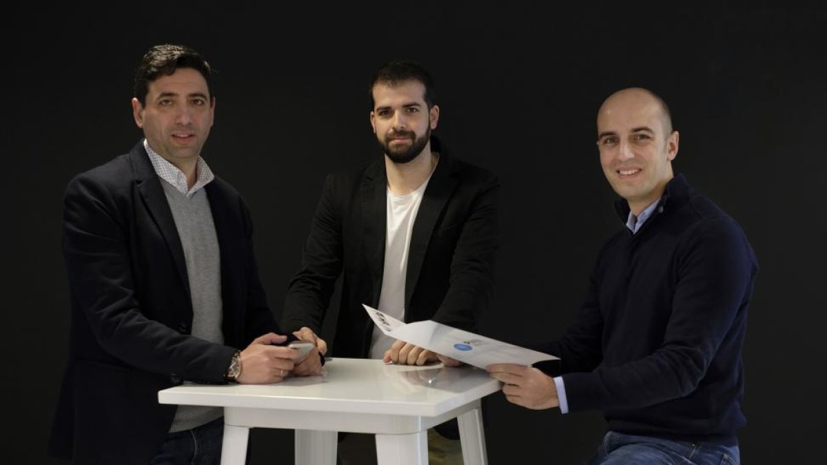 Juan Barbero, Víctor Caballero y Joan Campan en las instalaciones de la empresa salmantina Pixel Innova.-ENRIQUE CARRASCAL