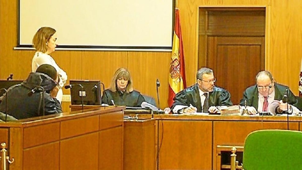El acusado, O. A., a la izquierda, durante el juicio por agresión sexual, lesiones, maltrato y vejación.-LA 8
