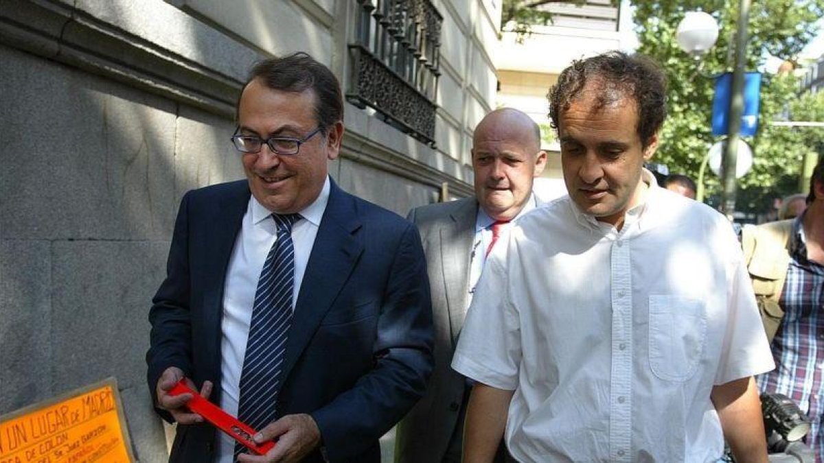 José María Múgica (derecha), junto al exdirigente socialista Nicolás Redondo Terreros, en una imagen del 2006, en la Audiencia Nacional, durante el juicio por el asesinato de Fernando Múgica.-ARCHIVO / AGUSTÍN CATALÁN
