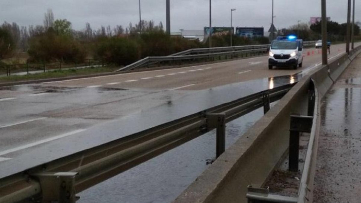 El agua corta un carril en la Ronda.-@PoliciaVLLTwitter