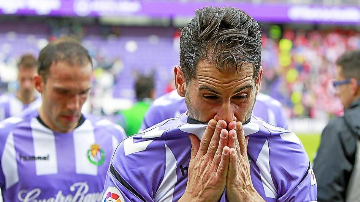 El lateral Javier Moyano se tapa la cara tras la derrota blanquivioleta.-J.M. LOSTAU