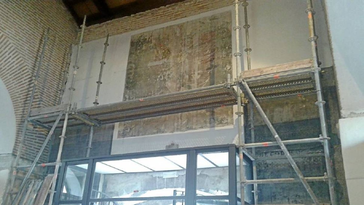 Imagen del avance de las obras con el andamiaje instalado en una de las entradas de las Reales Carnicerías.-El Mundo