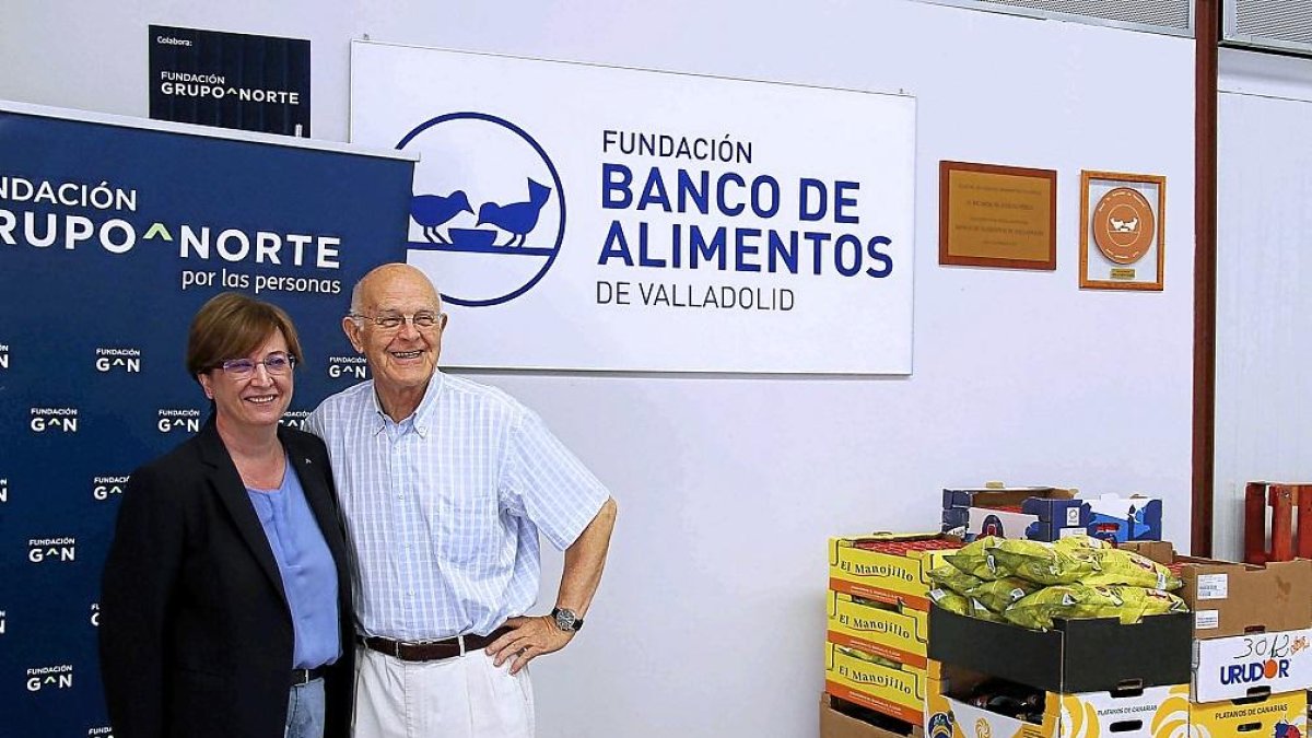 Almudena Fontecha (Grupo Norte) y Jesús Mediavilla(Banco de Alimentos).-EL MUNDO