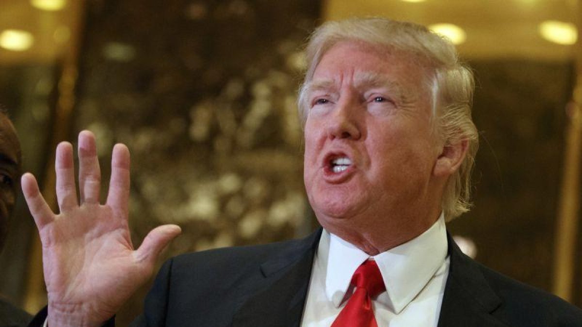 Donald Trump atiende a los medios a la entrada de la Trump Tower en Nueva York, el pasado viernes.-AP / EVAN VUCCI