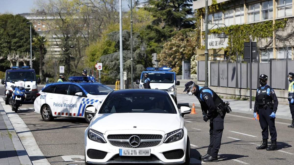 Control  en la plaza de Poniente de Valladolid para verificar la justificación de los desplamientos durante el confinamiento. Imagen de archivo - J.M. LOSTAU