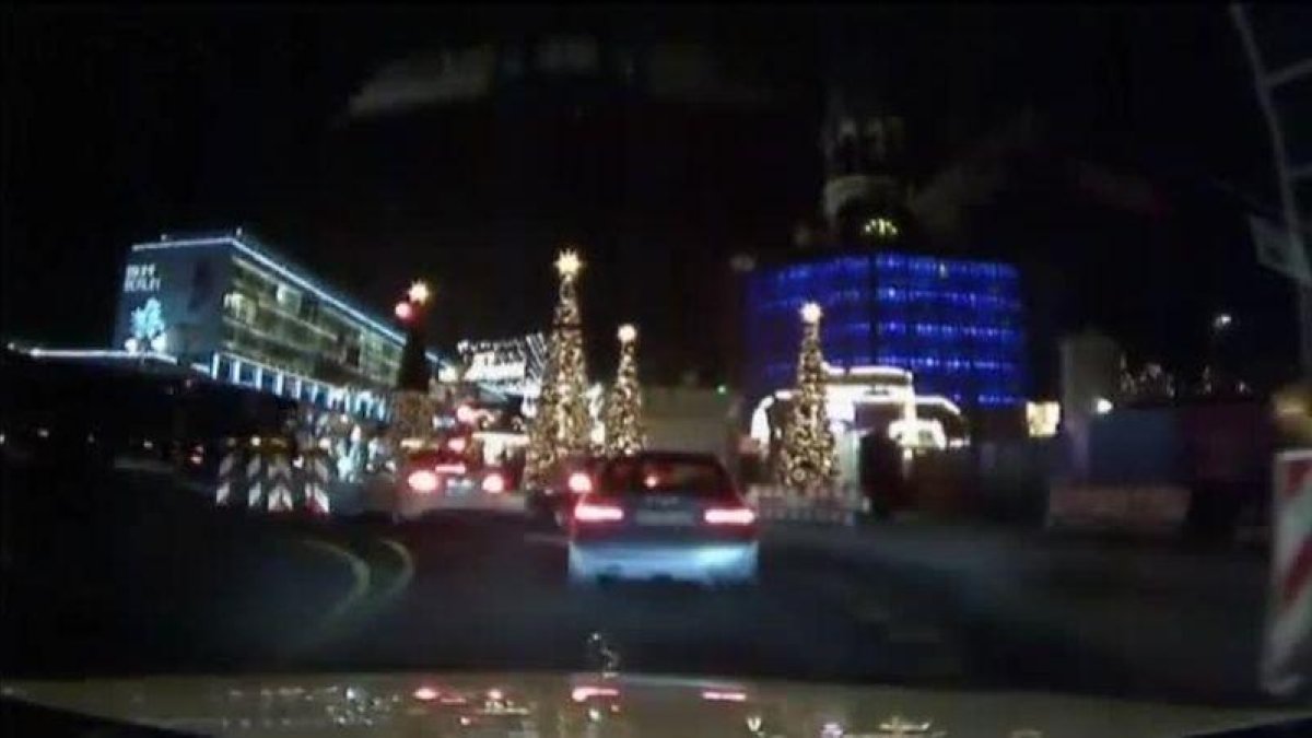 Momento en que el camión arrolla el mercado navideño de Berlín.-ATLAS