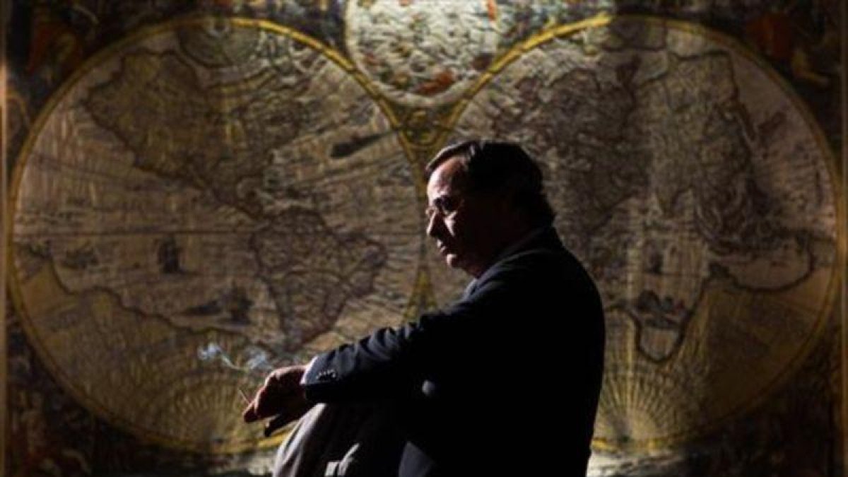 Eduard Fernández da vida al agente Paesa en 'El hombre de las mil caras'.-EL PERIÓDICO